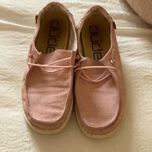 Little girl hey dudes